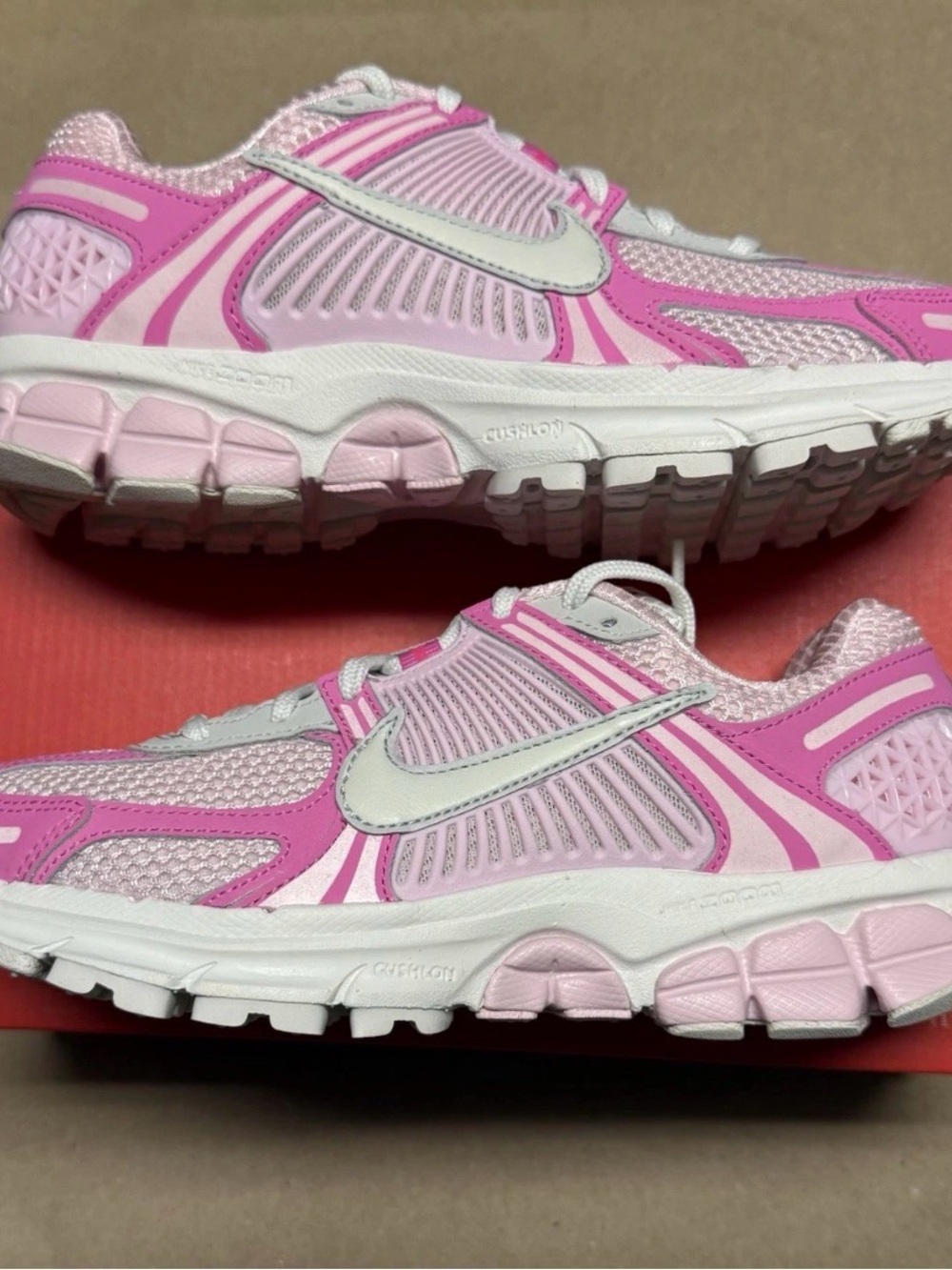 Nike Air Zoom Vomero 5 Hyper Pink size 6 Women’s running shoes NEW!
